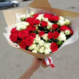 Букет из 19 кустовых роз в крафте