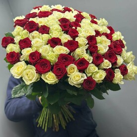 Букет из 101 микс роз 60 см в ленте