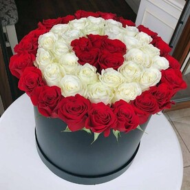 Благоухающая красавица из 51 роз в коробке