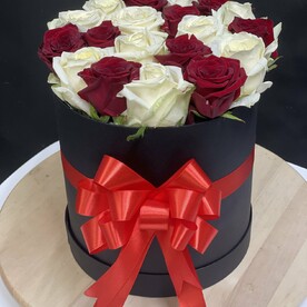 25 микс роз в коробке