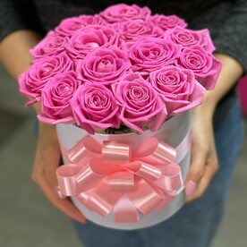 15 розовых роз в коробке