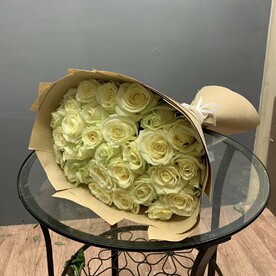 Букет из 29 белых роз в крафте