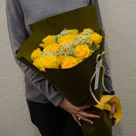 Букет из 19 желтых роз с гипсофилой