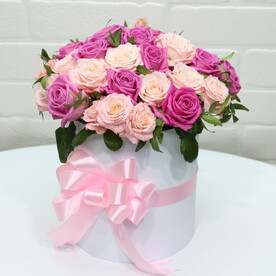 Кустовые розы в коробке