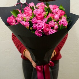 Букет из кустовых пионовидных роз Мисти Баблс с розами