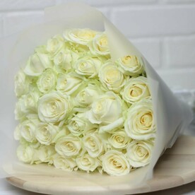 Букет из 29 белых роз