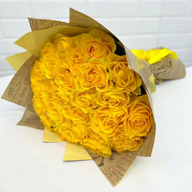 Буке из 29 желтых роз в крафте