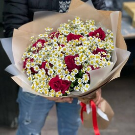 Букет из 25 ромашек с розами