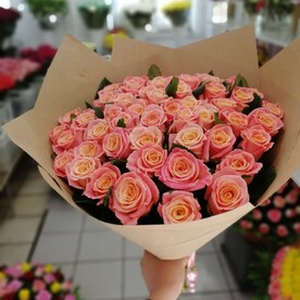 Букет из 29 персиковых роз в крафте