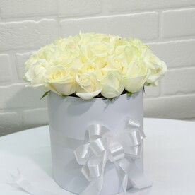 21 белых роз в коробке