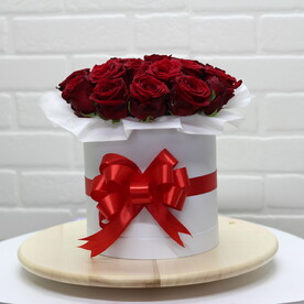 Аромат завтрашнего дня из 21 красных роз в коробке