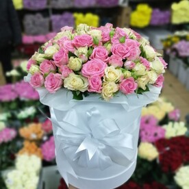 21 кустовые розы в коробке