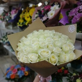 Букет из 51 белой розы 60 см в крафте