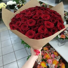 Букет из 51 красной розы в крафте