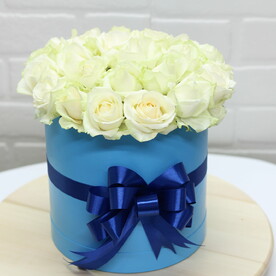 25 белых роз в коробке