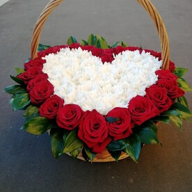 29 роз в корзине в форме сердце "Сердца для тебя"