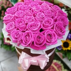 27 розовых роз в коробке