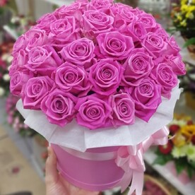 29 розовых роз в шляпной коробке