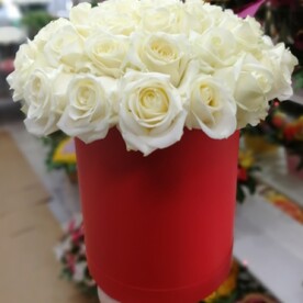 29 белых роз в шляпной коробке
