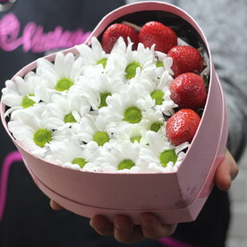 Ромашковые хризантемы с клубникой