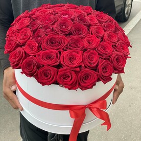 51 красных роз в шляпной коробке