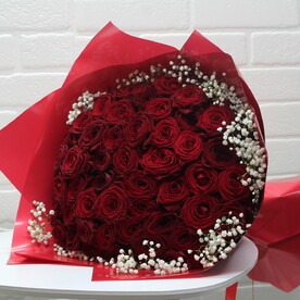 Букет из 51 красных роз с гипсофилой