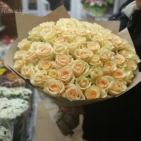 Букет из 71 кремовых роз в крафте