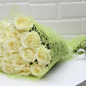 Букет из 19 белых роз