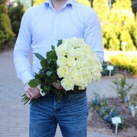 Букет из 29 белых роз в ленте