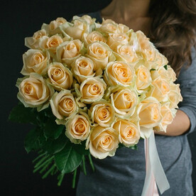 Букет из 51 кремовых роз 60 см в ленте