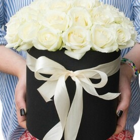 25 белых роз в коробке