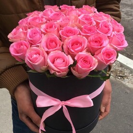 29 розовых роз в шляпной коробке
