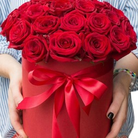 29 красных роз в коробке