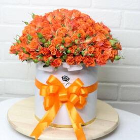 Букет из 29 оранжевых кустовых роз