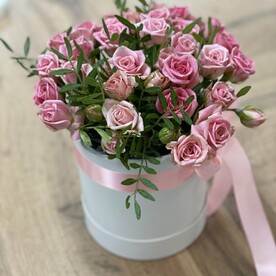 11 розовых кустовых роз в коробке