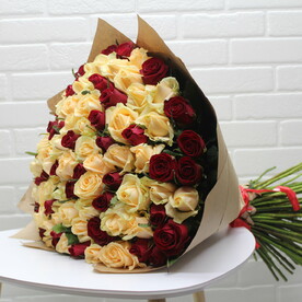 Букет из 101 микс роз в крафте