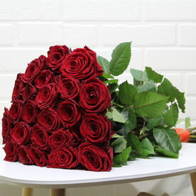 Букет из 25 красных роз в ленте