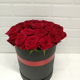 25 красных роз в коробке