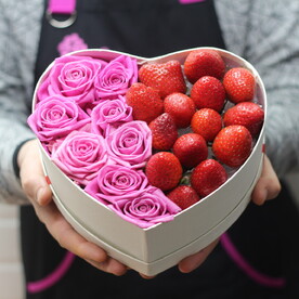 Супер подарок из роз и клубники!