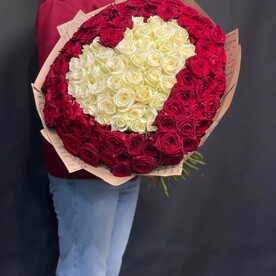 Букет из 101 розы в форме сердца