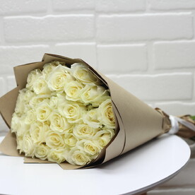 Букет из 29 белых роз