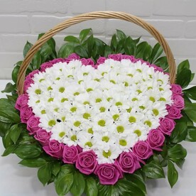 Букет из 29 роз с хризантемами в корзине в виде сердца