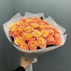 Букет из 29 персиковых роз