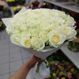 39 белых роз в крафт бумаге