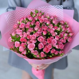 29 кустовых роз в коробке