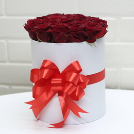 19 красных розы в коробке