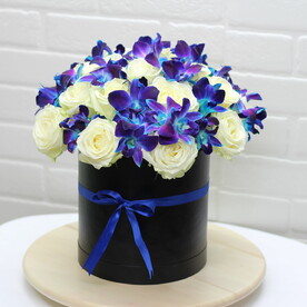 19 Белые розы с дендробиумом в коробке