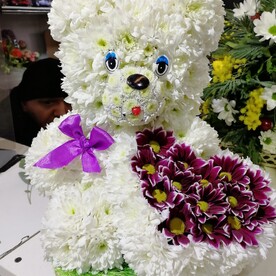 Мишка их живых цветов