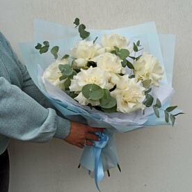 Букет из 7 белых французских роз и эвкалипта