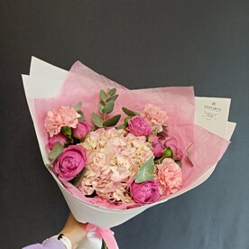 Букет из гортензии, кустовых роз и диантусов "Малиновый рассвет"